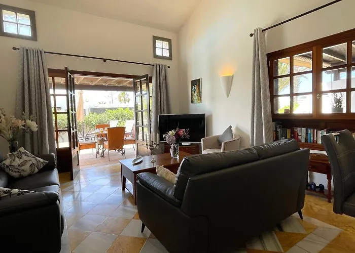 Villa Casa Karoline With A Sunny Terrace, Heated Pool, Comfort And Privacy In A Quiet Neighborhood Playa Blanca (Lanzarote)