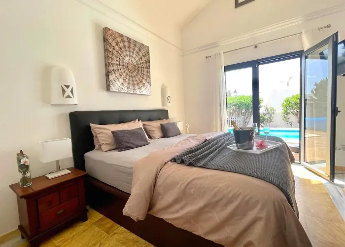 Villa Casa Karoline With A Sunny Terrace, Heated Pool, Comfort And Privacy In A Quiet Neighborhood